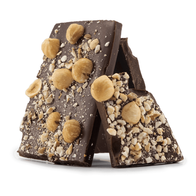 Tavolette spezzate di cioccolato fondente con nocciole